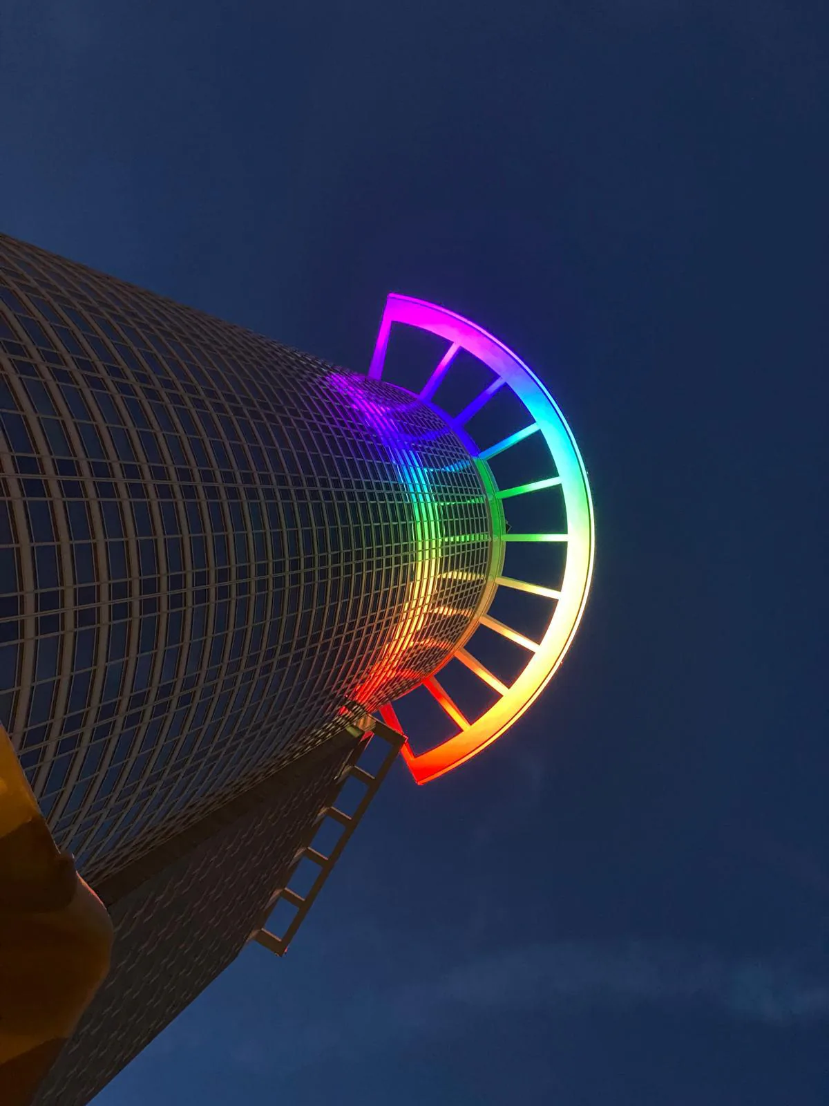 Regenbogenfarbene Kronenbeleuchtung am Westend Tower in Frankfurt